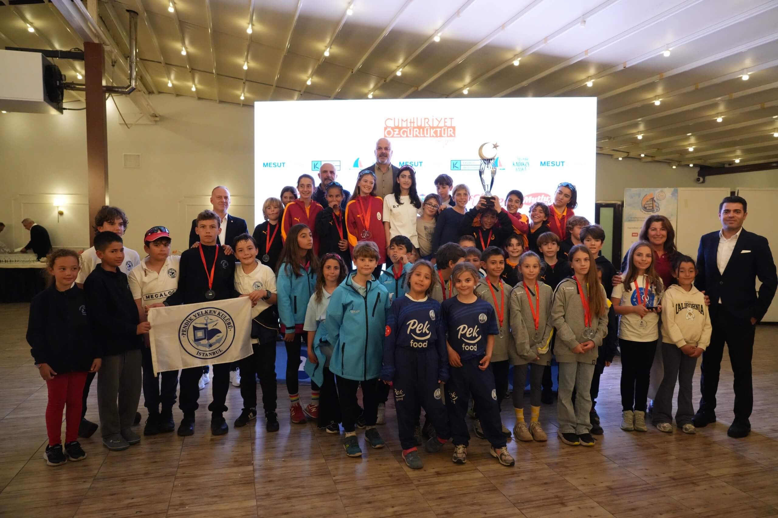 Yelkenler Cumhuriyet için fora dedi